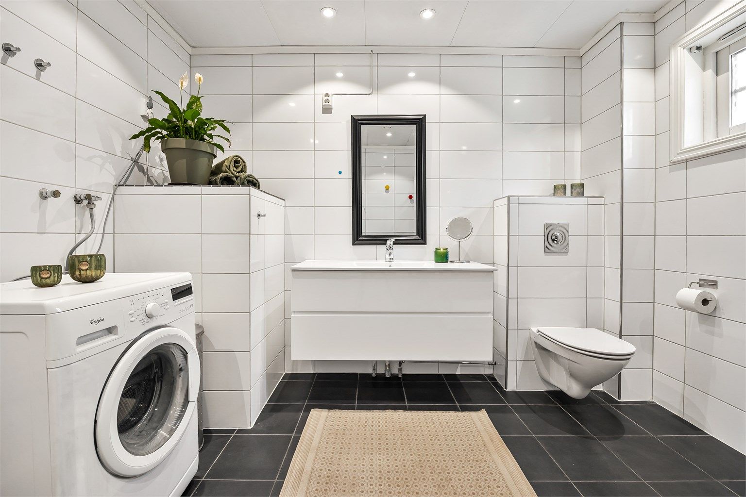 Lyst og romslig bad i 2. etasje med downlights i tak samt gulvvarme.