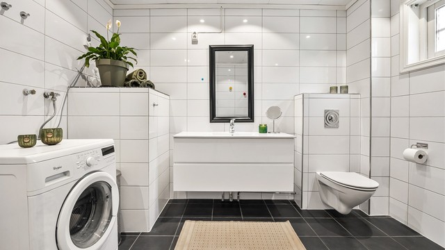 Lyst og romslig bad i 2. etasje med downlights i tak samt gulvvarme.