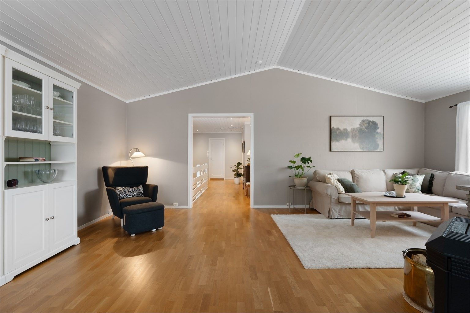 Utsyn fra stuen mot gangen og etasjens øvrige rom.