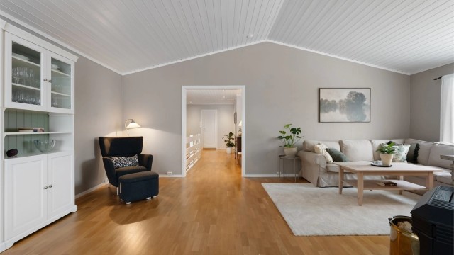 Utsyn fra stuen mot gangen og etasjens øvrige rom.