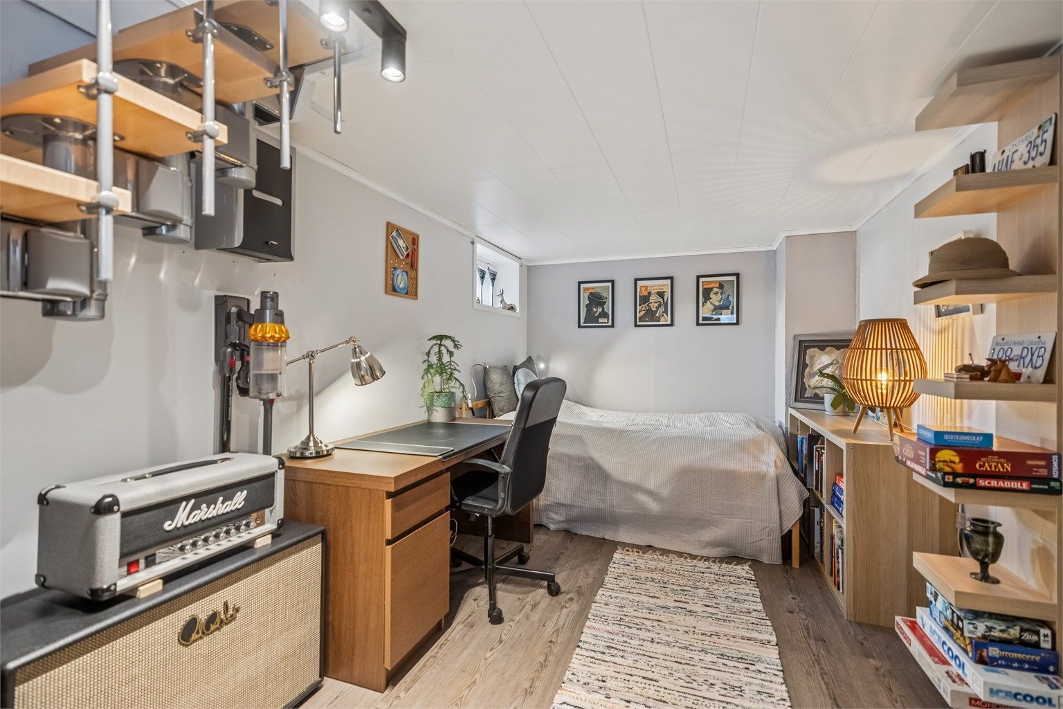 Kjellerstuen er opprinnelig byggemeldt som boder jf. byggetegninger, og er ikke godkjent til varig opphold.