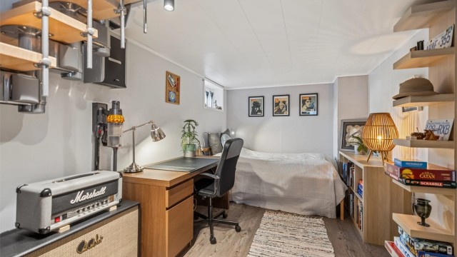 Kjellerstuen er opprinnelig byggemeldt som boder jf. byggetegninger, og er ikke godkjent til varig opphold.