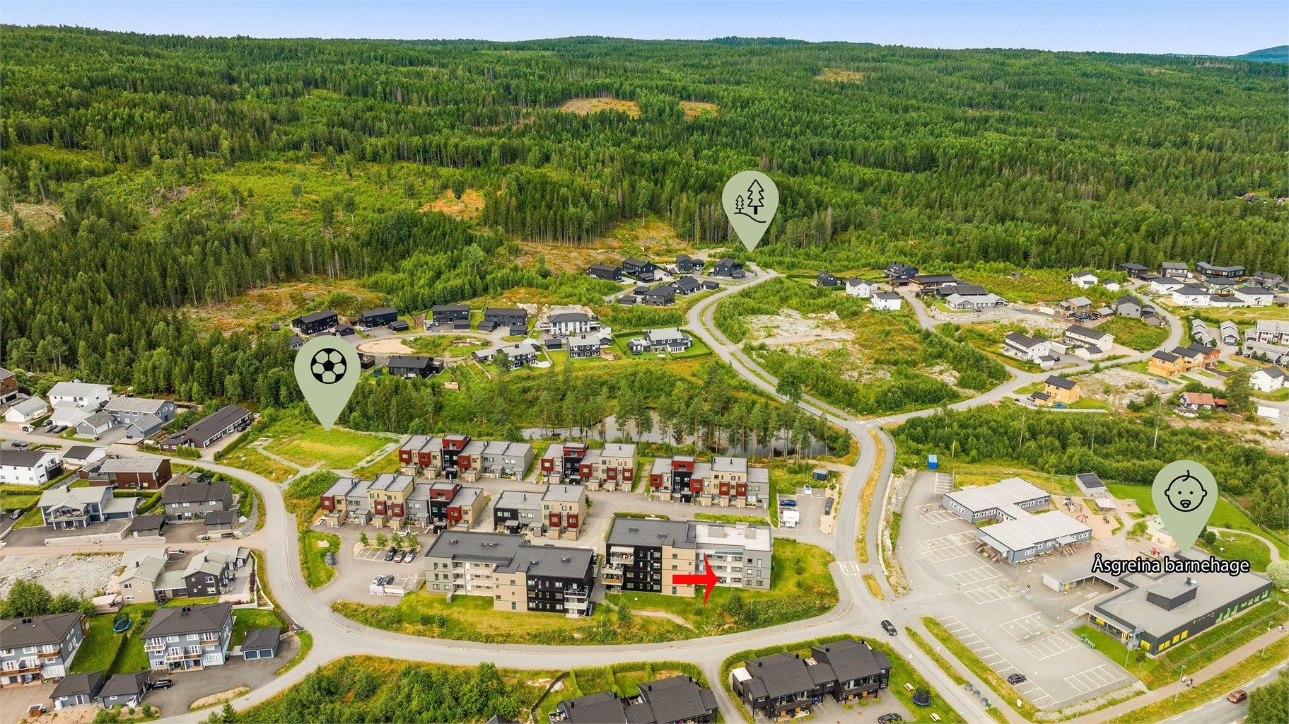 Fra boligen er det gangavstand til barnehage og barneskole. Videre er det kort vei til Romerikssåsen med oppmerkede turstier og oppkjørte skiløyper på vinteren fra markert punkt i bildet.  Fotballbane (kommer mål ila. høsten) og gapahuk på feltet. 