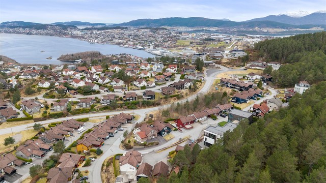 Med bil er det kun 5 minutter til flott friområde med sandstrand og bademuligheter på Stafsethneset.