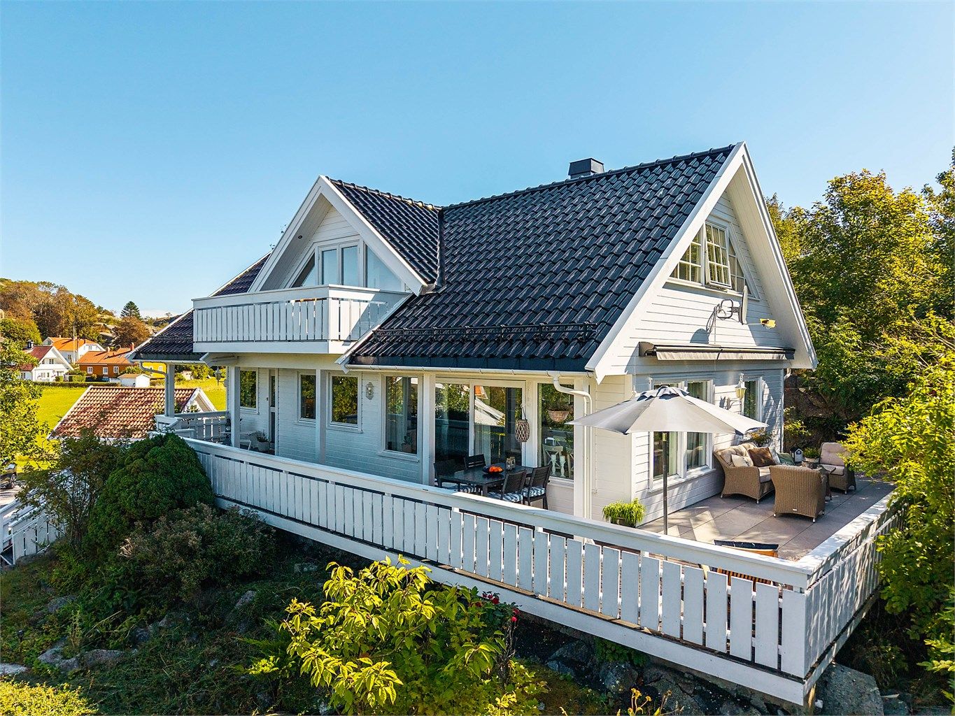 Eiendommen bestående av enebolig opprinnelig fra 1988 oppført over 1 og 1/2 etasje. 