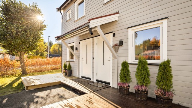 Dette er et midtrekkehus med en arealeffektiv og god planløsning over 2 etasjer.