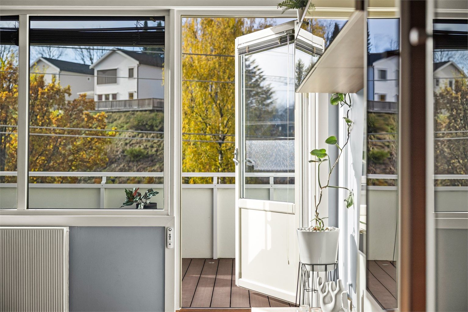 Balkongdøren åpner rett ut til den overbygde uteplassen.