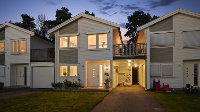 Denne eneboligen i kjede ble ferdigstilt i 2014 og inneholder familievennlige kvaliteter som tre soverom og to bad.