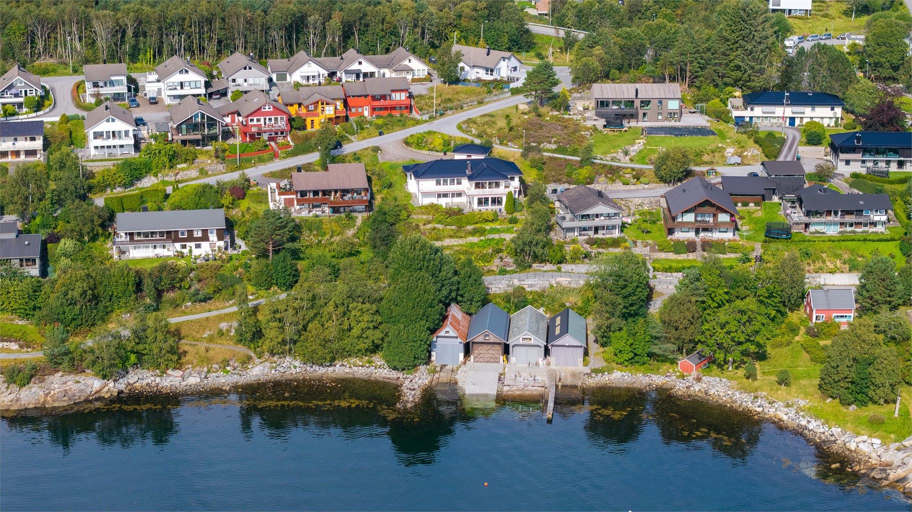 Beliggenheten gir en unik kombinasjon av sjønærhet og sentral plassering.
