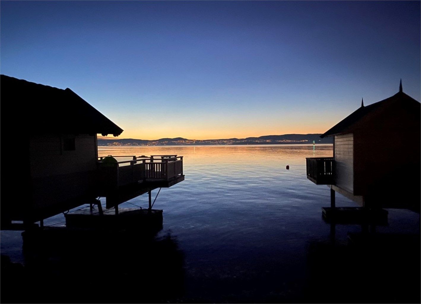 Strandpromenaden med badehusrekke, badestrand, brygge og bryggehus