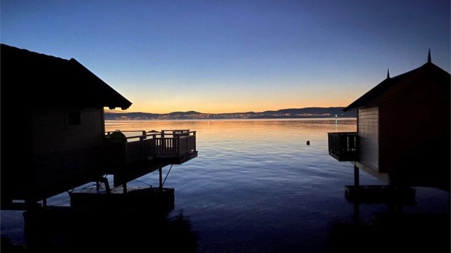 Strandpromenaden med badehusrekke, badestrand, brygge og bryggehus