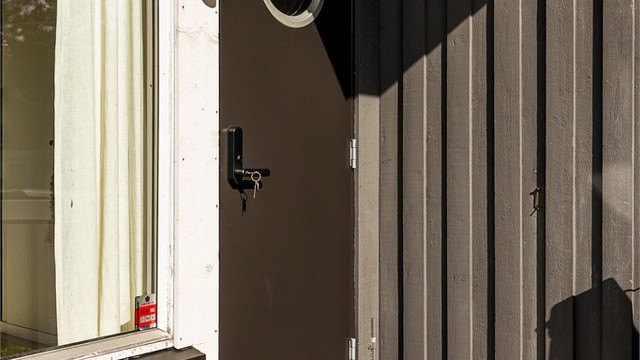 Velkommen inn. Ny ytterdør ble montert i 2025.