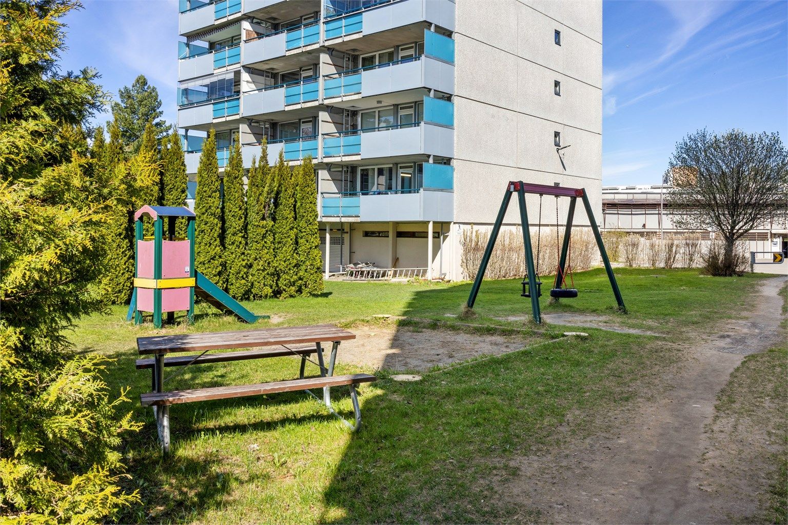 For de yngste beboerne er det lekeplass i umiddelbar nærhet, noe som understreker områdets barnevennlige profil.