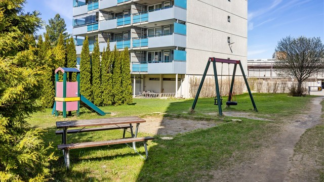 For de yngste beboerne er det lekeplass i umiddelbar nærhet, noe som understreker områdets barnevennlige profil.