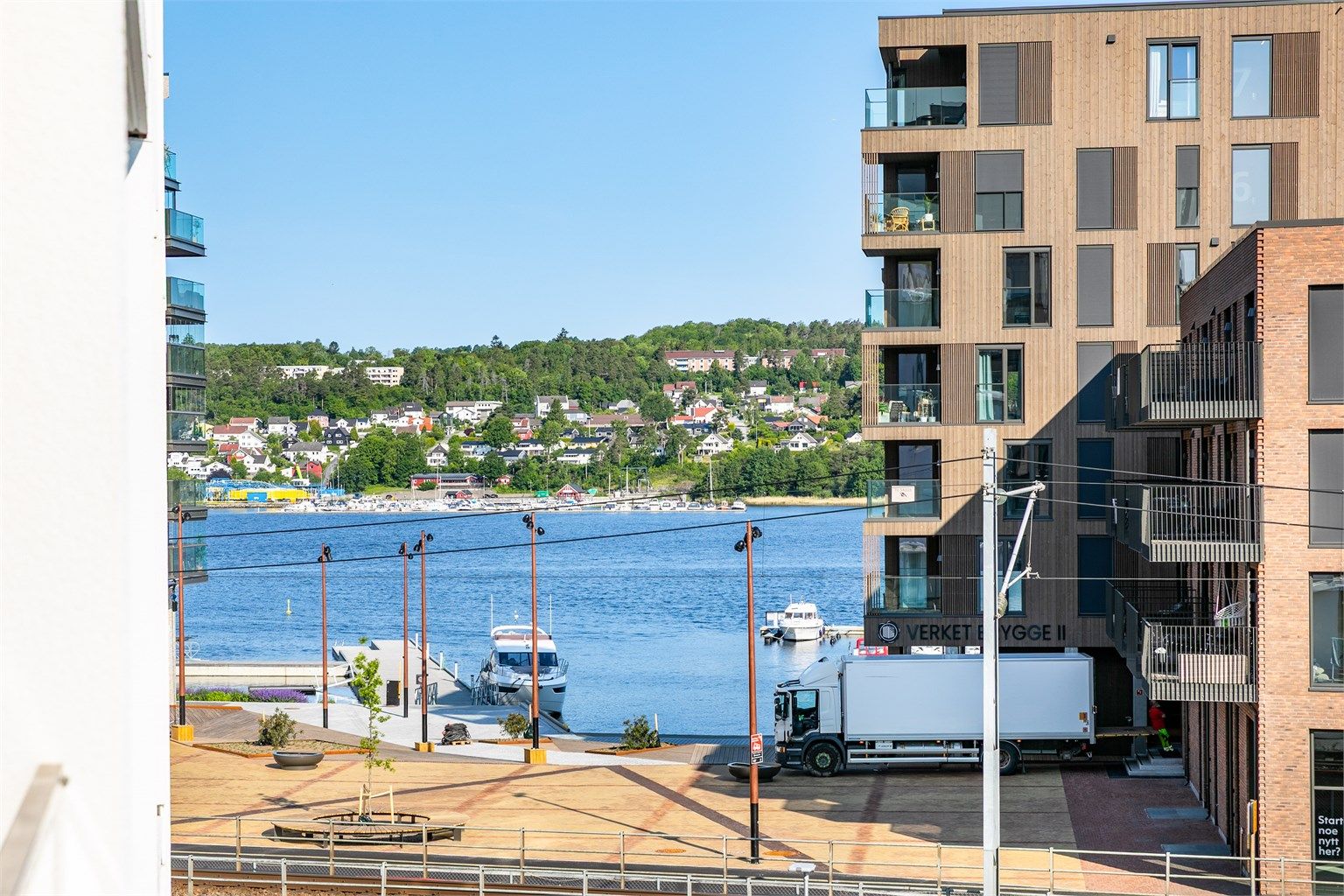 Umiddelbar nærhet til sjøen er spesielt attraktiv sommerstid. Utsikt fra balkongen - fremhevet med zoom.