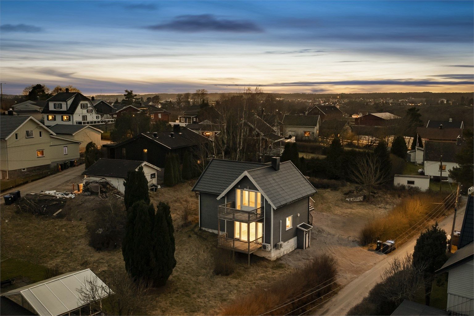 Ombygging og betydelig modernisering av begge boliger ble utført i perioden 2013-2017. Tomten er angitt til 1.160 kvm., grensene usikre.