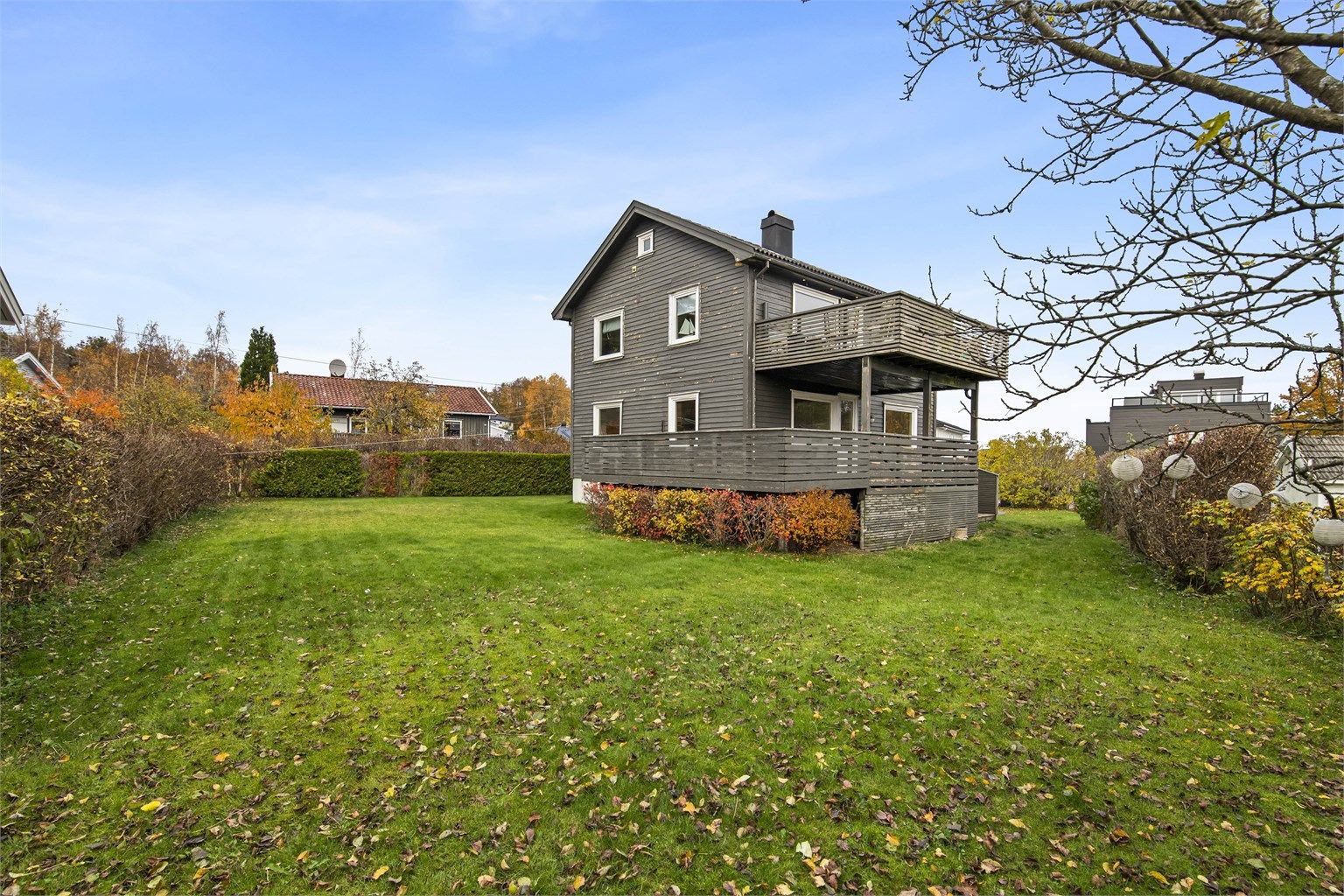 Tomten er fellesareal og består av plen/hage, samt gruset gårdsplass. 