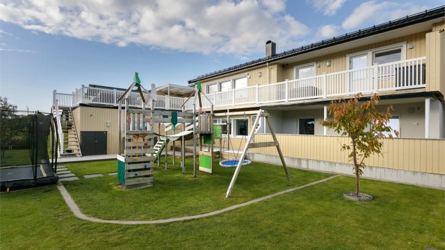 Krogsveen Sunnmøre v/Eiendomsmegler Harald Osdal har gleden av å presentere en stor, innholdsrik og flott oppgradert enebolig m/utleiedel | Gode leieinnteker | Garasje