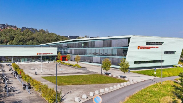 Nordahl Grieg videregående skole ligger også innen kun 10 minutters gange.