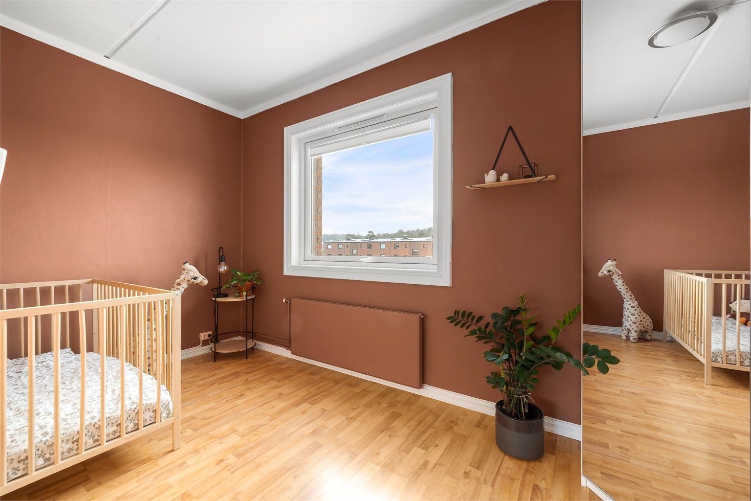 Det andre soverommet passer utmerket som barnerom, gjesterom eller kontor.