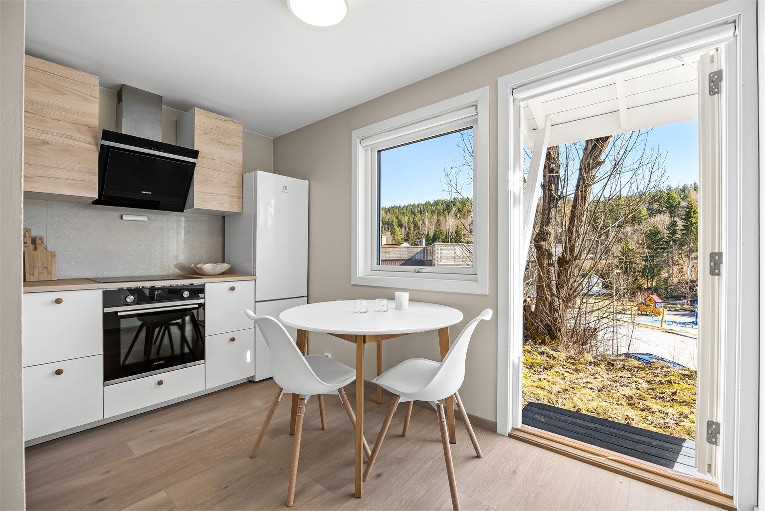 Kjøkken - plass til et lite spisebord - idyllisk stemning på sommertider - videre utgang til uteområde fra kjøkken