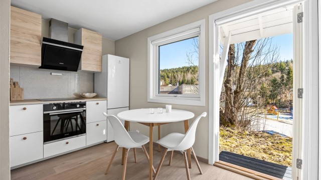 Kjøkken - plass til et lite spisebord - idyllisk stemning på sommertider - videre utgang til uteområde fra kjøkken