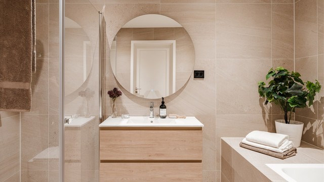 Pent flislagt bad med varmekabler i gulvet. Badet har både dusj og badekar