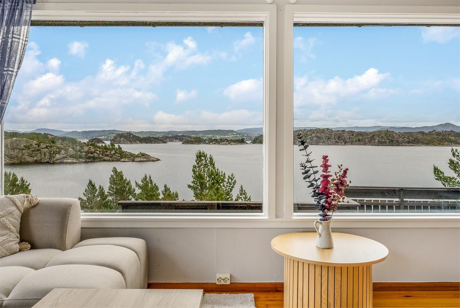 De store vinduene gir en flott utsikt over Hjeltefjorden fra stuen.