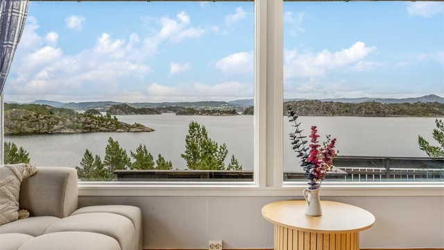 De store vinduene gir en flott utsikt over Hjeltefjorden fra stuen.