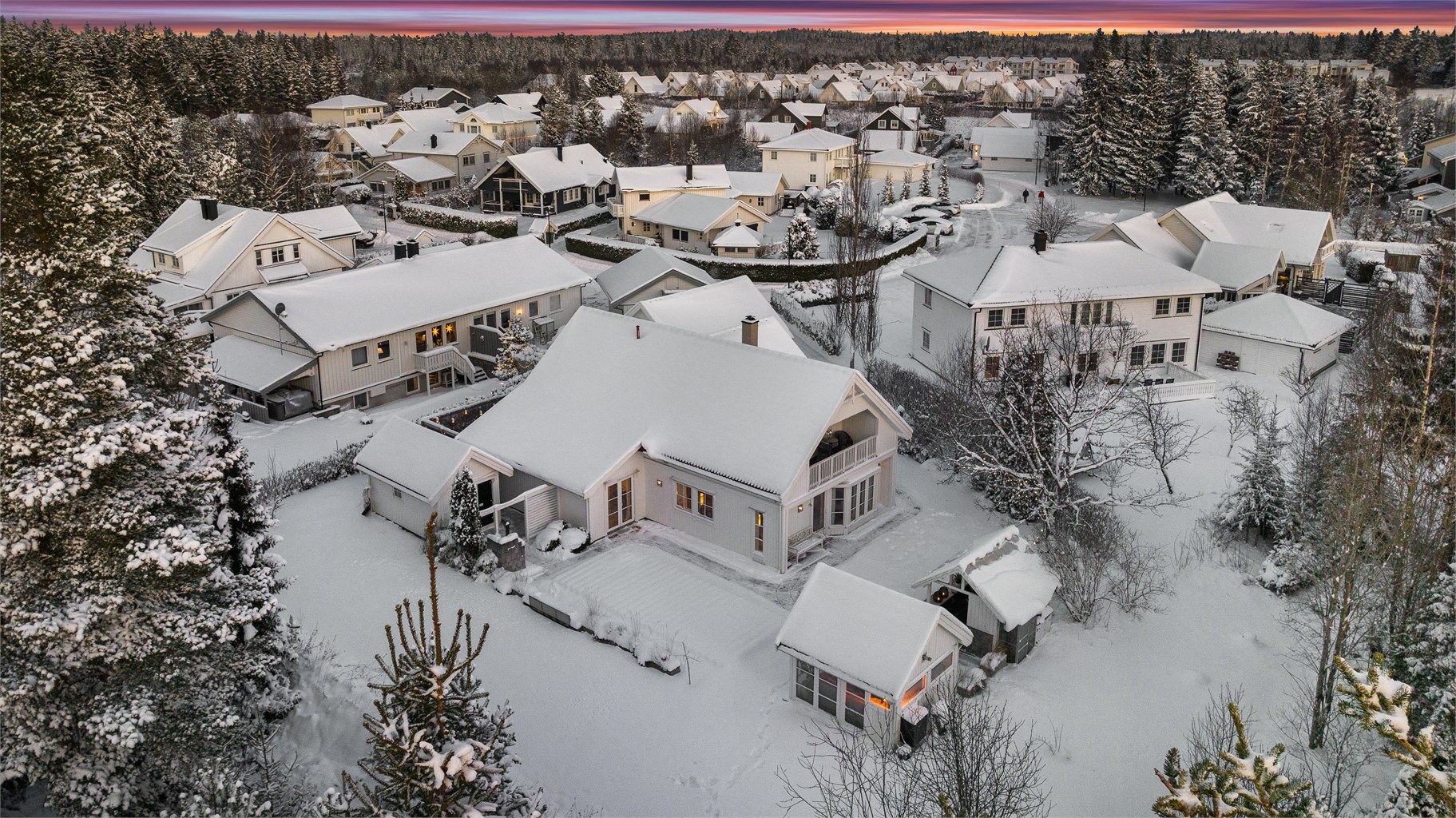 Eiendommen har en meget god beliggenhet, grenser mot skogen
