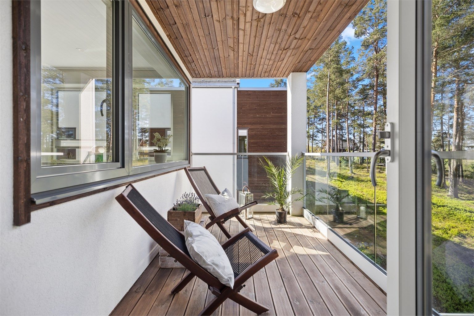 Med adkomst fra kjøkkenet blir den overbygde balkongen en naturlig forlengelse av hjemmet, og gir en fin kontakt med omgivelsene. En skjermet og rolig uteplass – perfekt for morgenkaffen.