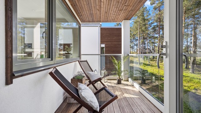 Med adkomst fra kjøkkenet blir den overbygde balkongen en naturlig forlengelse av hjemmet, og gir en fin kontakt med omgivelsene. En skjermet og rolig uteplass – perfekt for morgenkaffen.