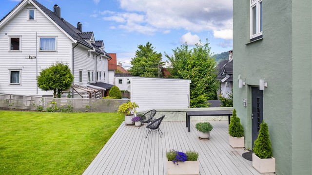 Byggets tak og fasade ble utbedret og malt for få år siden.