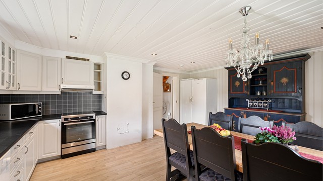Kjøkkenet er utstyrt med frittstående komfyr, oppvaskmaskin, kjøleskap og fryser, samt ventilator i overskap.