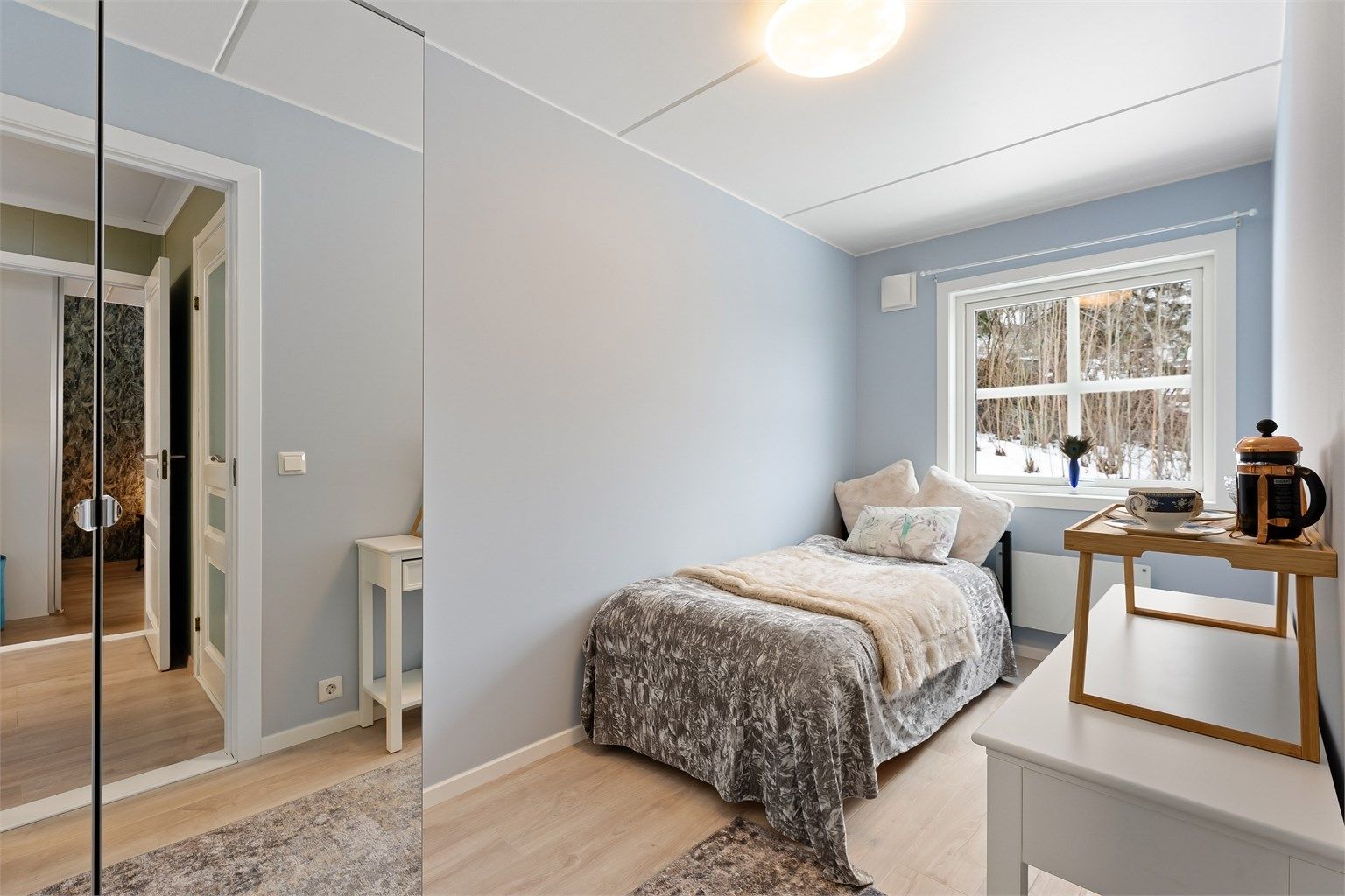 Soverom 2, nye vegger, isolasjon og gulv i 2026