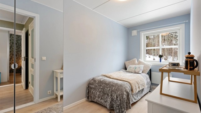 Soverom 2, nye vegger, isolasjon og gulv i 2026