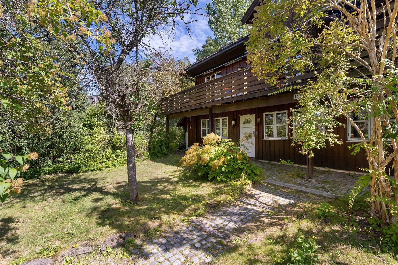 Boligen har en utvendig bod med gulvflate på ca. 5 m² (ikke omsøkt/godkjent).