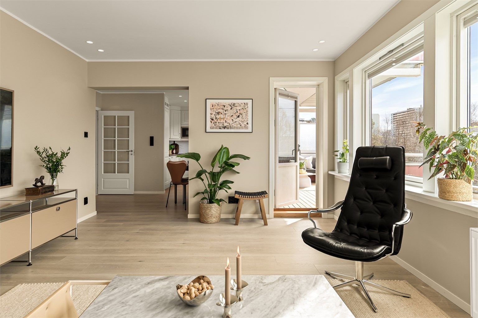 - Fra stuen er det tilkomst til balkong på ca. 12 kvm -