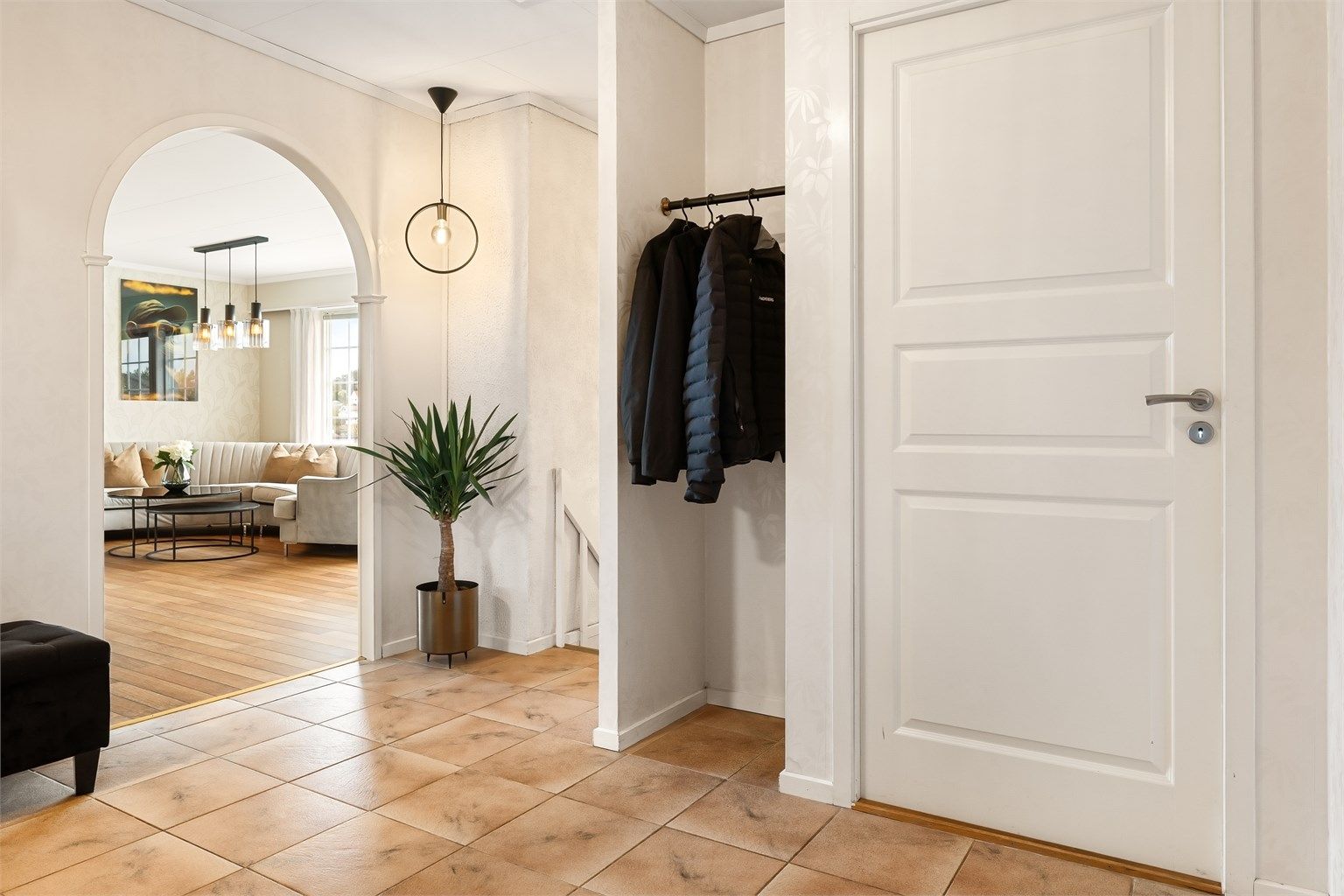 Gang/hall i 1 etasje. Fliser på gulv også her.