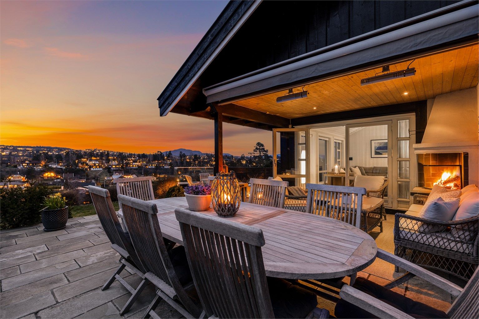 Fantastisk utsikt på solrik kolle. 