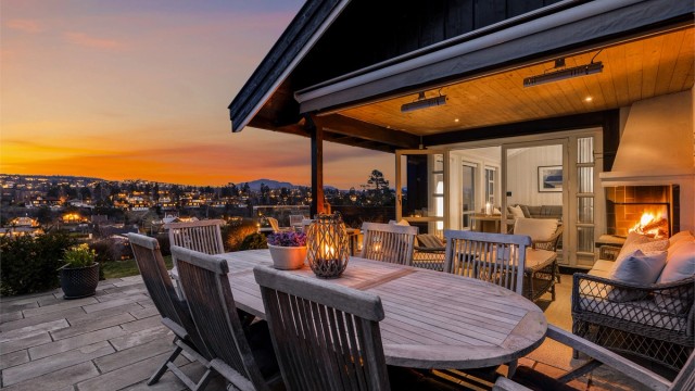 Fantastisk utsikt på solrik kolle.