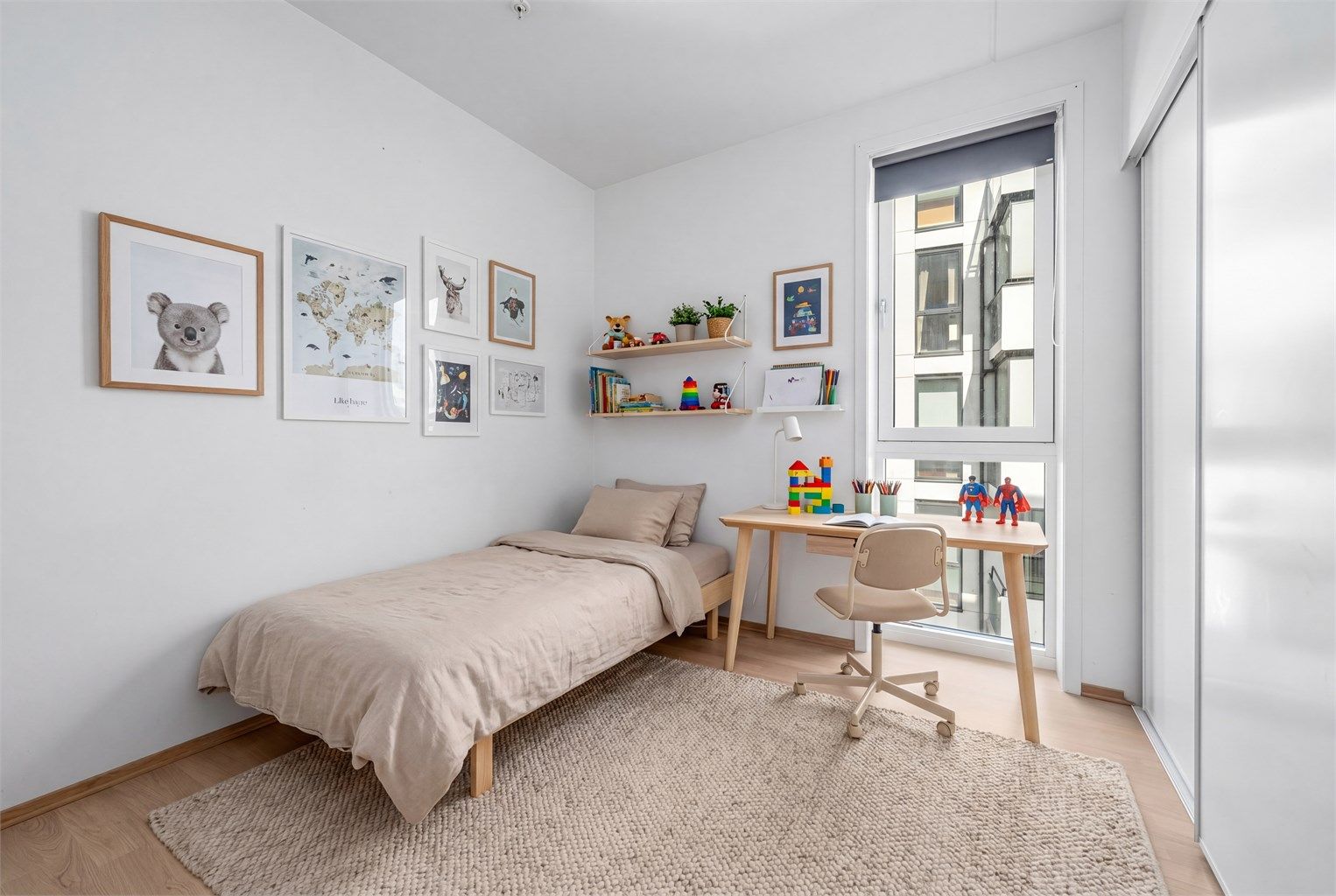 Soverom med plass til seng og skrivepult. Rommet har trestavs parkett og vindu med trelags isolerglass. (Digitalt mbl. soverom)