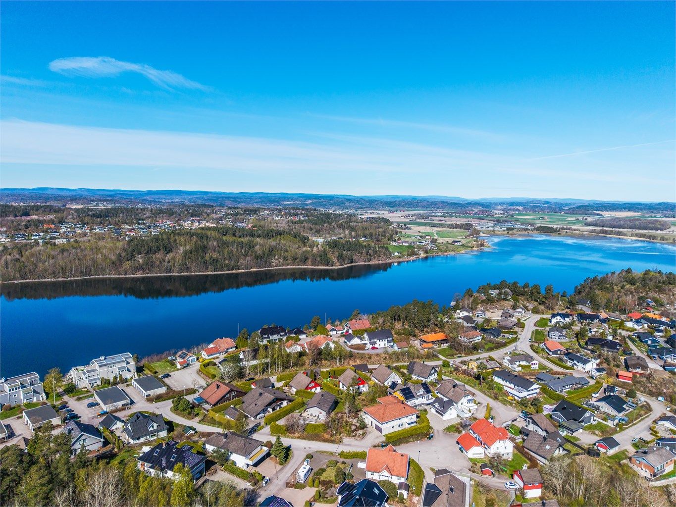Idyllisk beliggenhet med nærhet til sjøen.