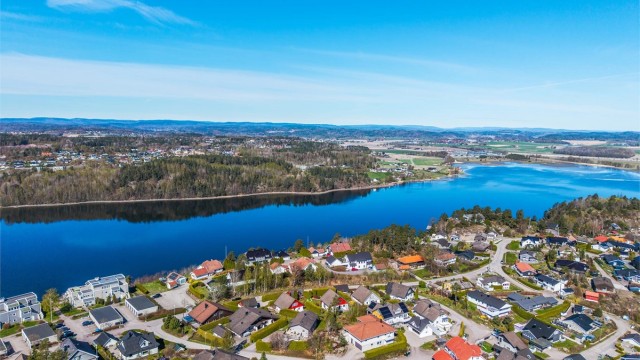 Idyllisk beliggenhet med nærhet til sjøen.
