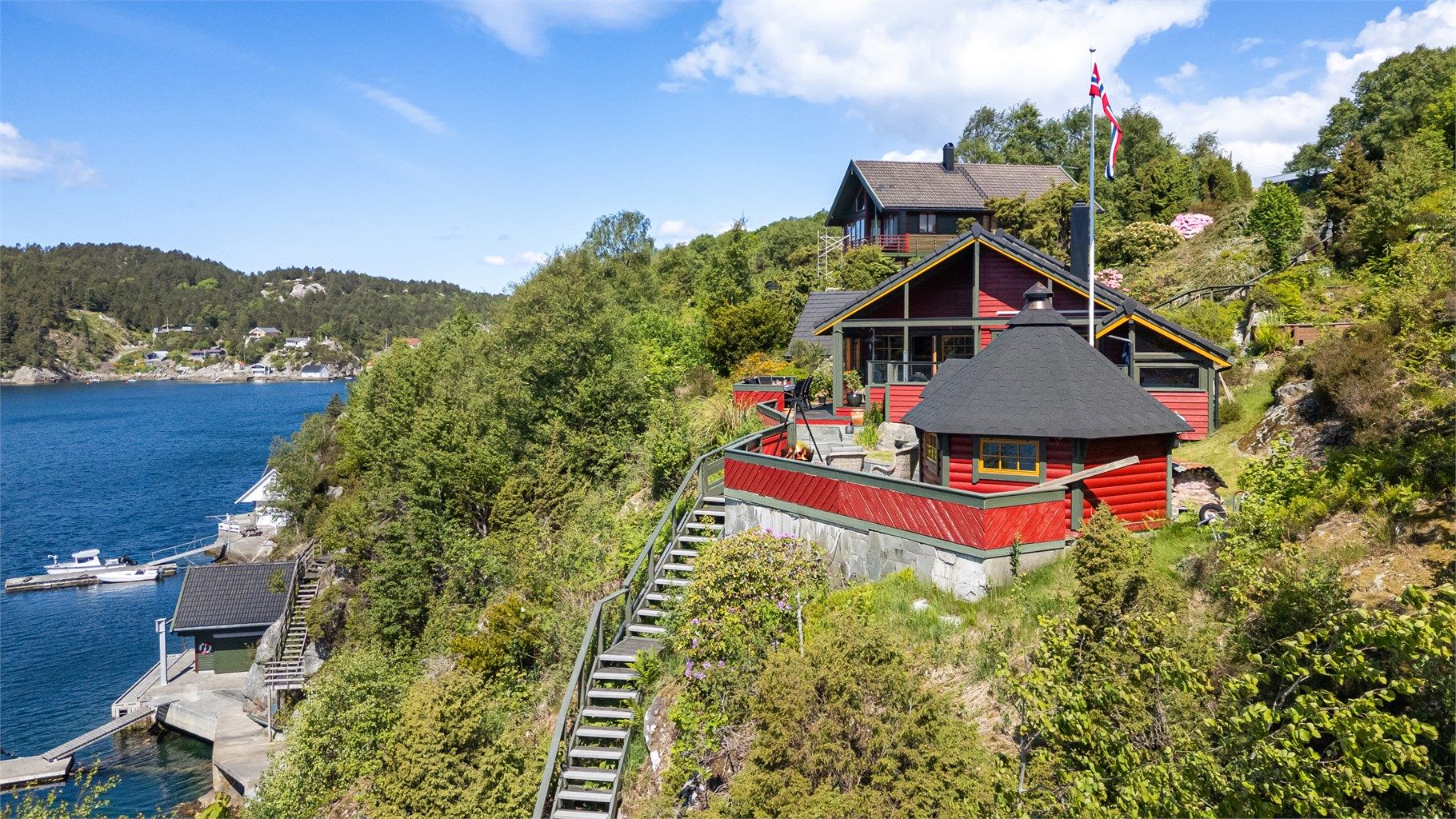 Her ligger alt til rette for det gode sommerliv med kort vei fra morgenkaffen på terrassen, til et frisk bad i sjøen.