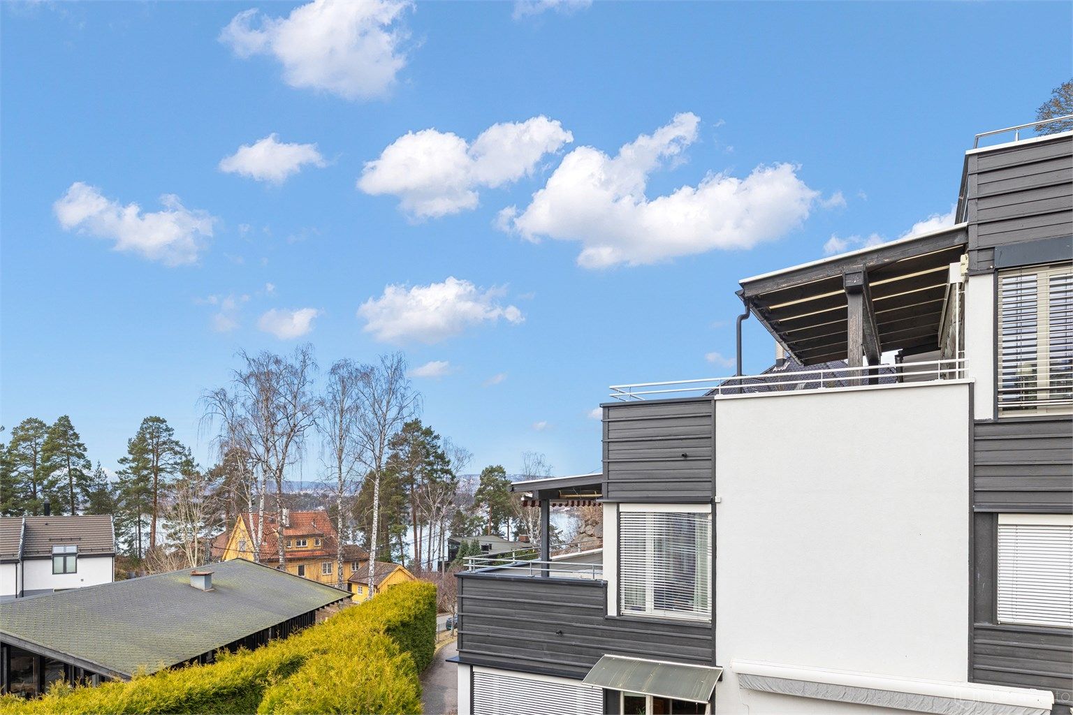 Eiendommen ligger i et etablert og rolig boligområde på Ljan.