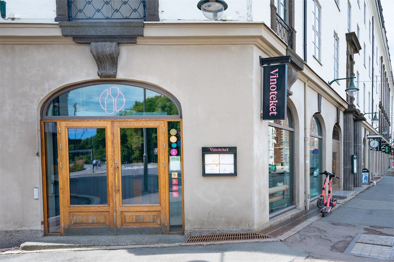 Et rikt utvalg av restauranter, kafeer og shoppingmuligheter i umiddelbar nærhet.