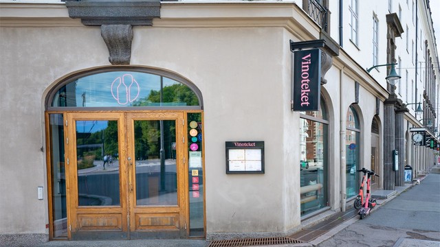 Et rikt utvalg av restauranter, kafeer og shoppingmuligheter i umiddelbar nærhet.