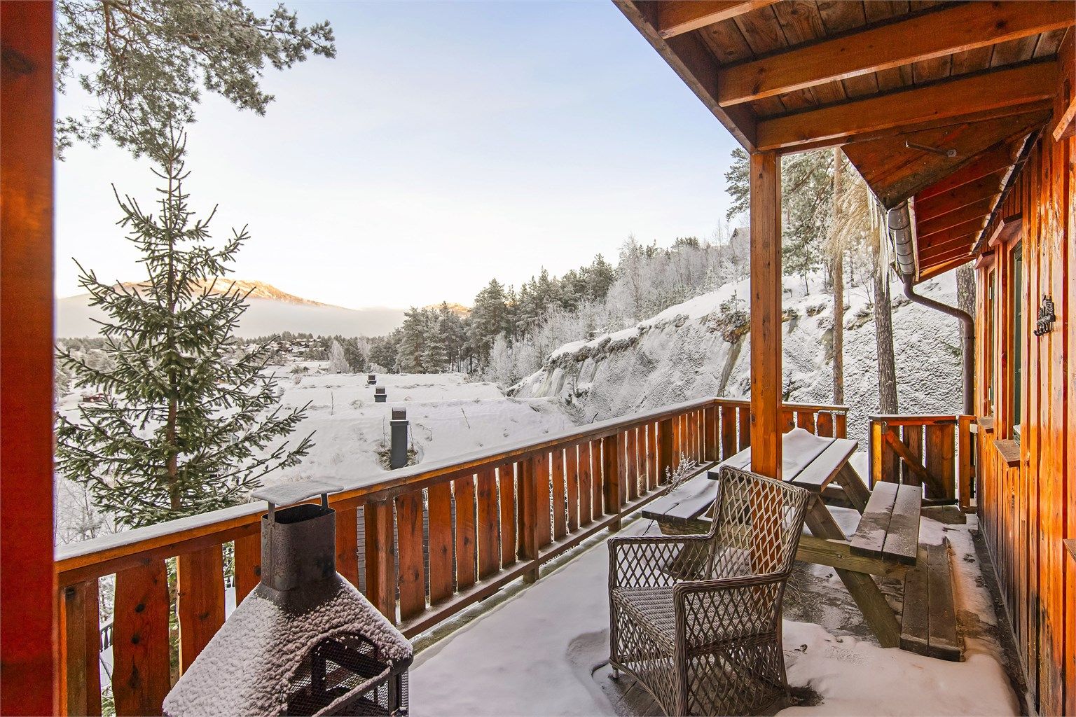 Utsyn utover fjell og anlegget -ski in/ski out