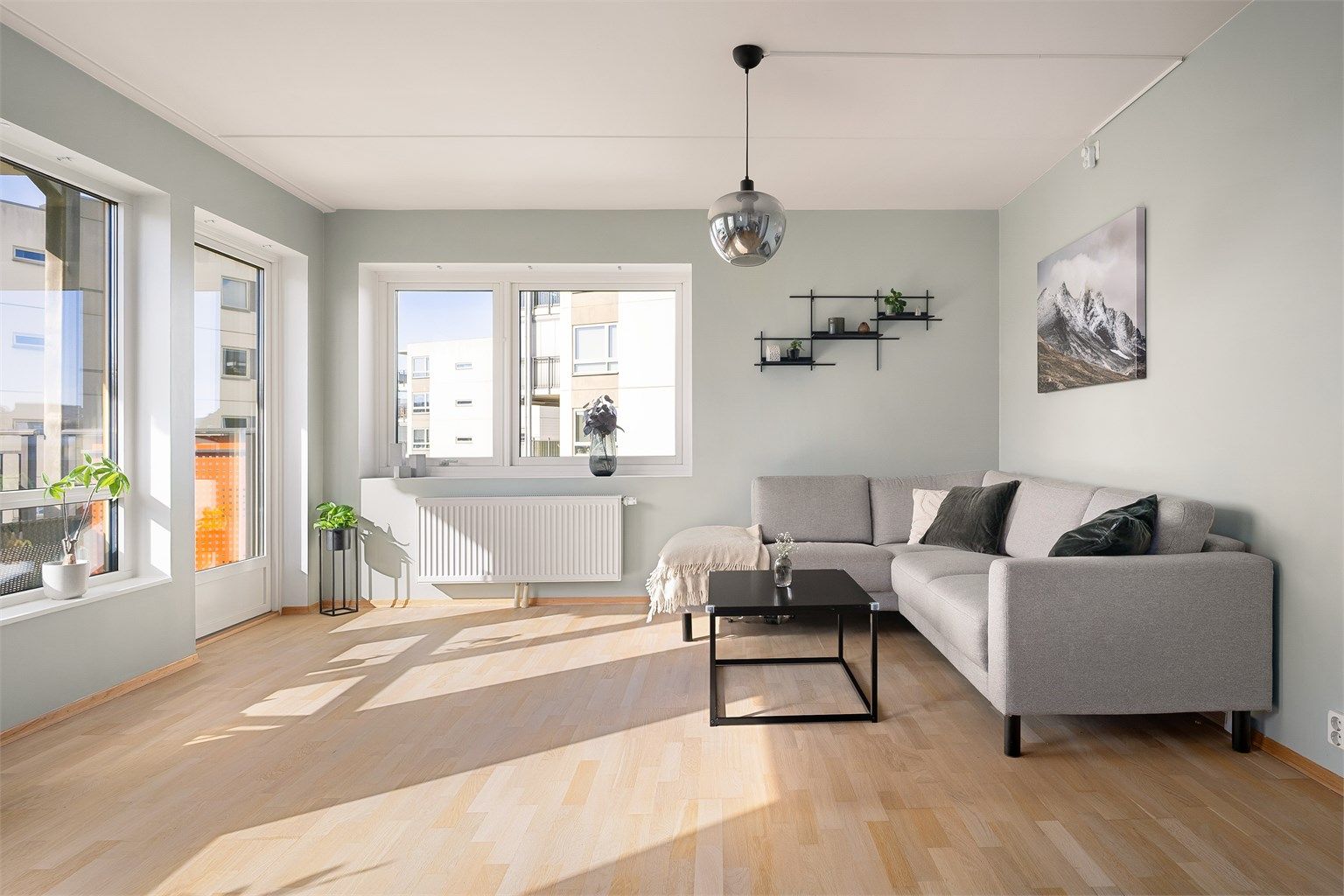 Stuen er lys og innbydende med god plass til sofa, salongbord og TV-seksjon.